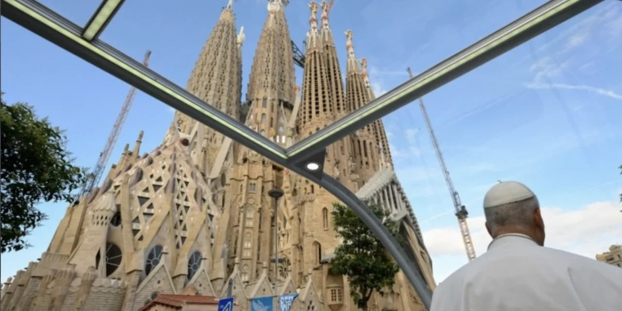La Sagrada Família e la Croce che illumina Barcellona
