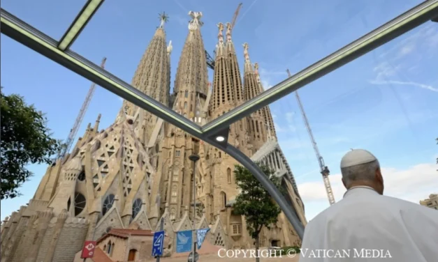 La Sagrada Família e la Croce che illumina Barcellona