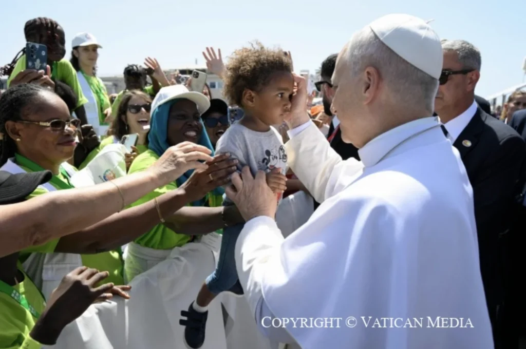 leone xiv con bambino rifugiato delle canarie