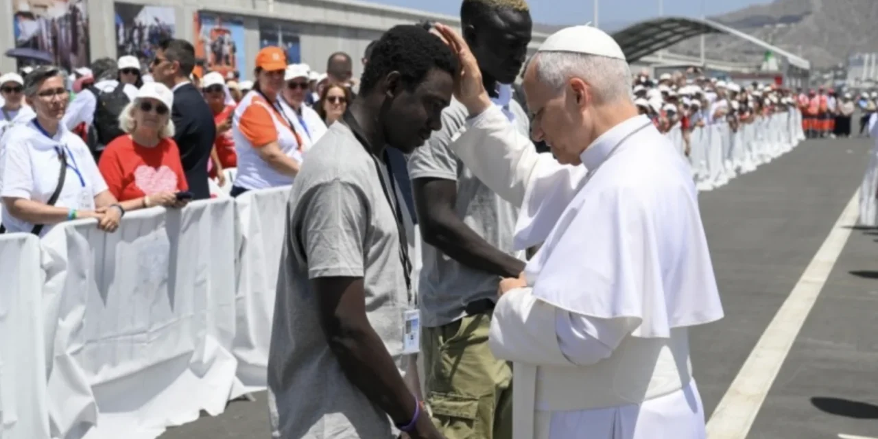 Leone XIV ad Arguineguín: il Vangelo dei migranti sulla riva dell’Atlantico