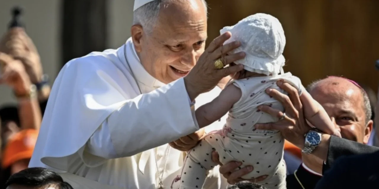 Sacerdoti secondo il Cuore di Cristo: Leone XIV e la santità che nasce dal costato aperto