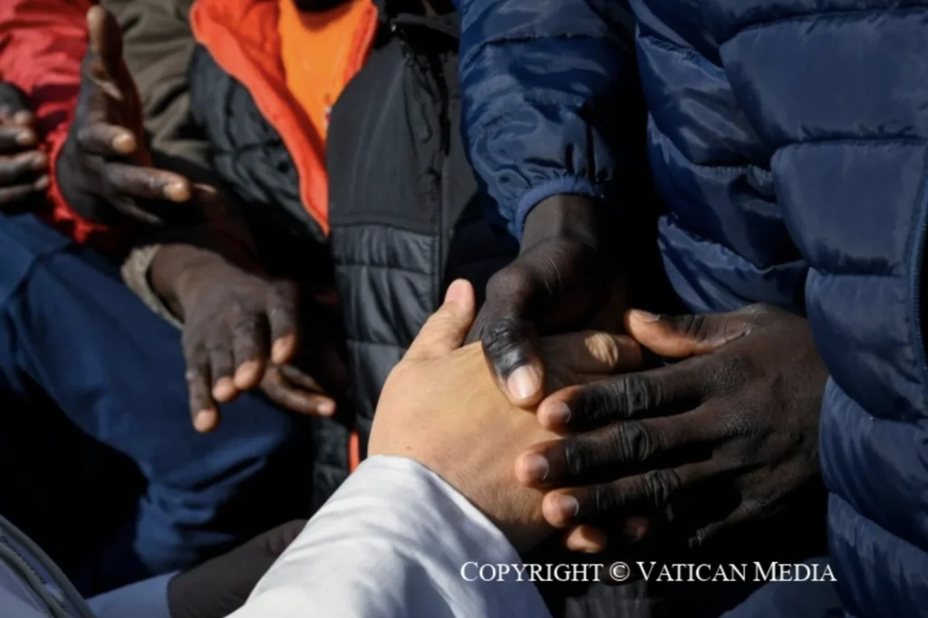 Sacerdoti secondo il Cuore di Cristo: Leone XIV e la santità che nasce dal costato aperto 2 leone xiv incontra i migranti a tenerife