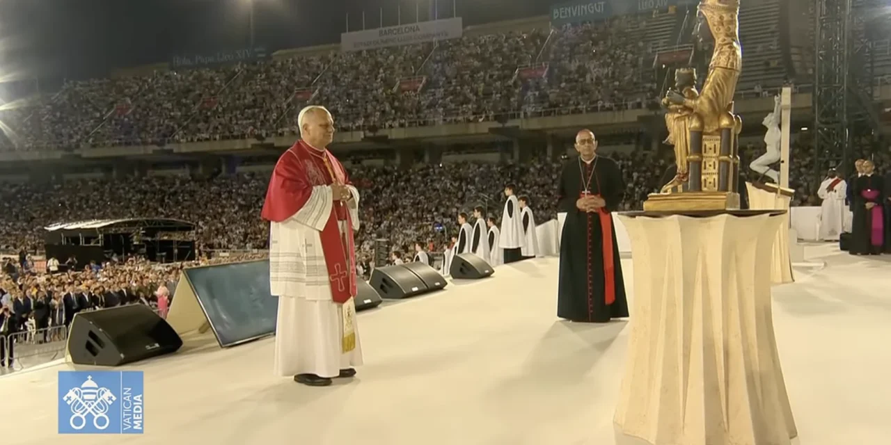 Leone XIV ai giovani a Barcellona: «Dio non ci abbandona nel buio — il perdono è un cammino, non un comando»