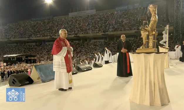 Leone XIV ai giovani a Barcellona: «Dio non ci abbandona nel buio — il perdono è un cammino, non un comando»