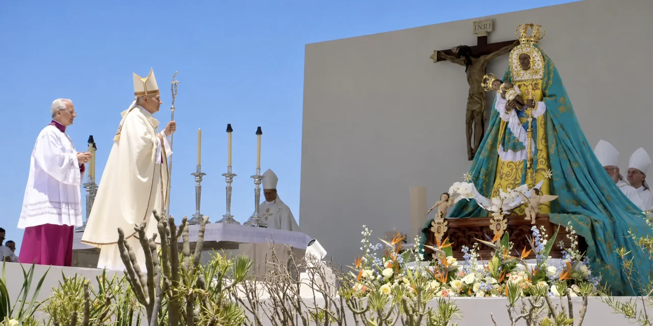 Leone XIV conclude a Tenerife il viaggio apostolico in Spagna. Il Cuore di Cristo e il mare dell’accoglienza