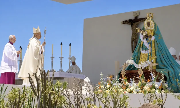 Leone XIV conclude a Tenerife il viaggio apostolico in Spagna. Il Cuore di Cristo e il mare dell’accoglienza