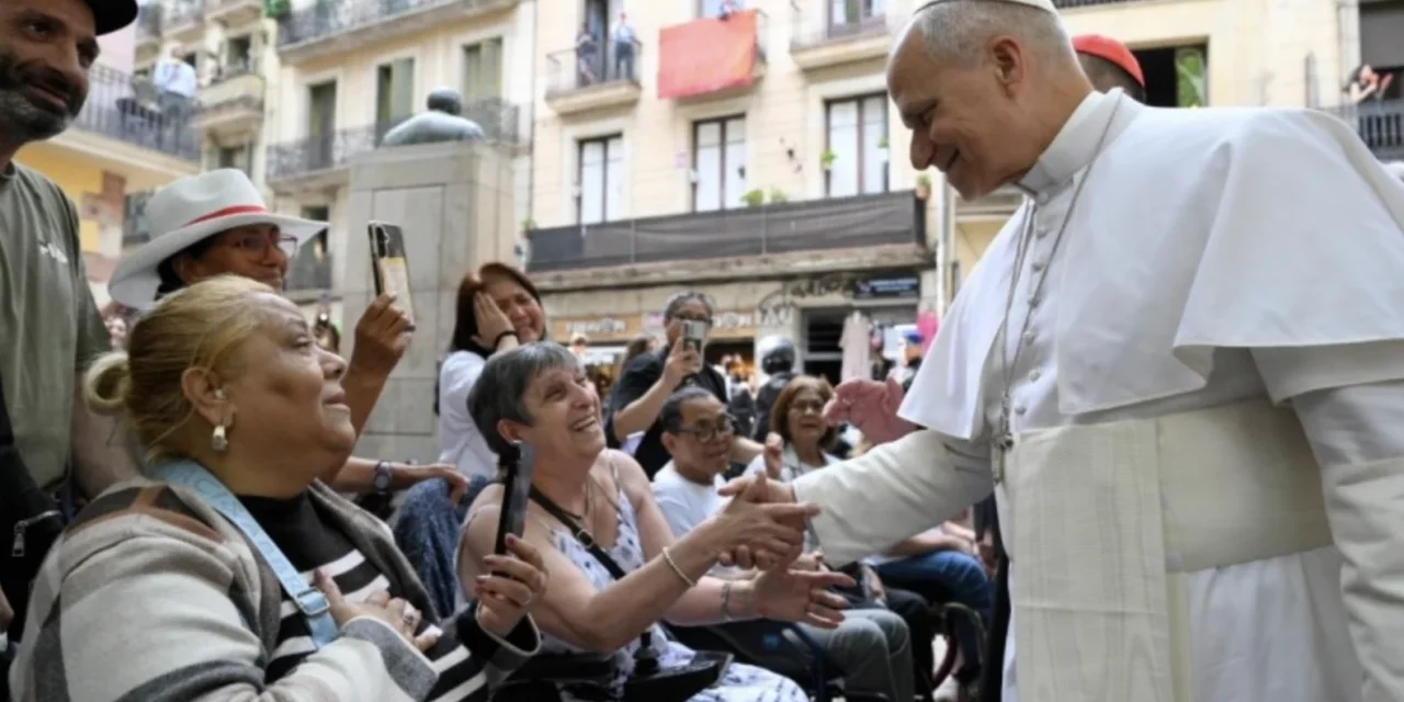 Leone XIV a Barcellona: la carità non è assistenza, è il volto sociale del Vangelo