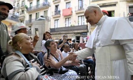Leone XIV a Barcellona: la carità non è assistenza, è il volto sociale del Vangelo