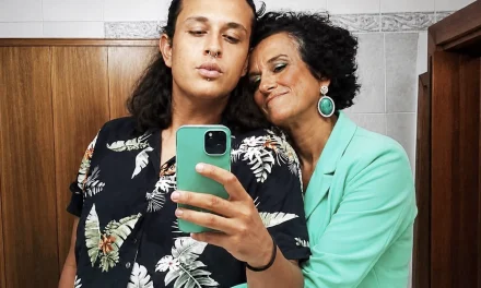 I figli non sono nostri. Un padre uccide il figlio gay e la madre.