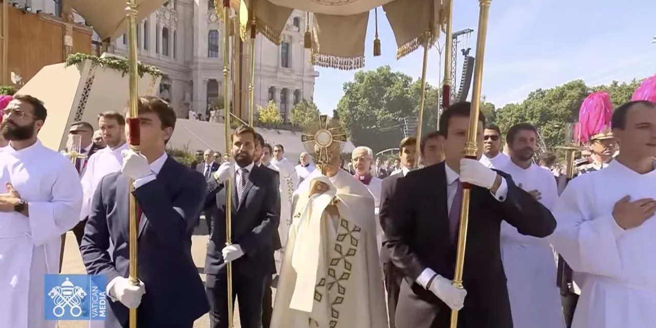 Il Dio che attraversa le piazze