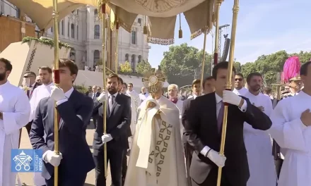 Il Dio che attraversa le piazze