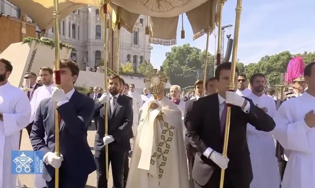 Il Dio che attraversa le piazze