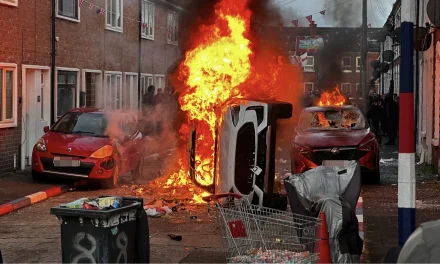 Irlanda del Nord nel caos dopo l’aggressione di un rifugiato sudanese