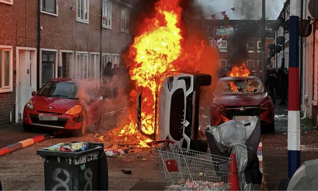 Irlanda del Nord nel caos dopo l’aggressione di un rifugiato sudanese