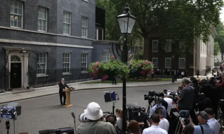 Starmer se ne va: la politica britannica diventa una porta girevole
