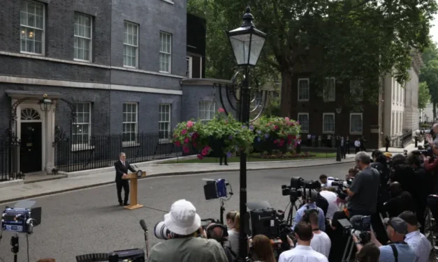 Starmer se ne va: la politica britannica diventa una porta girevole