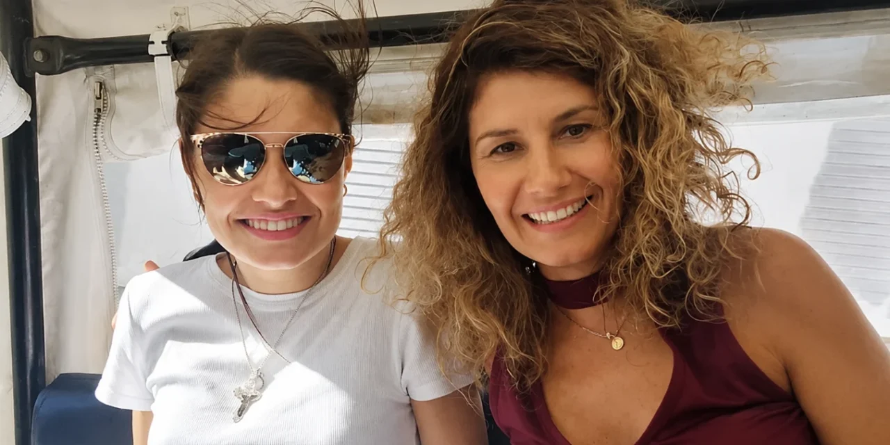 Una madre davanti alla porta chiusa