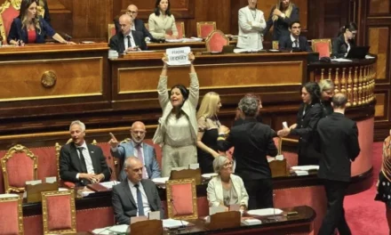 Caso Delmastro, lo scudo sulle chat di Bisteccherie d’Italia riaccende lo scontro sull’immunità parlamentare