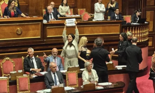 Caso Delmastro, lo scudo sulle chat di Bisteccherie d’Italia riaccende lo scontro sull’immunità parlamentare