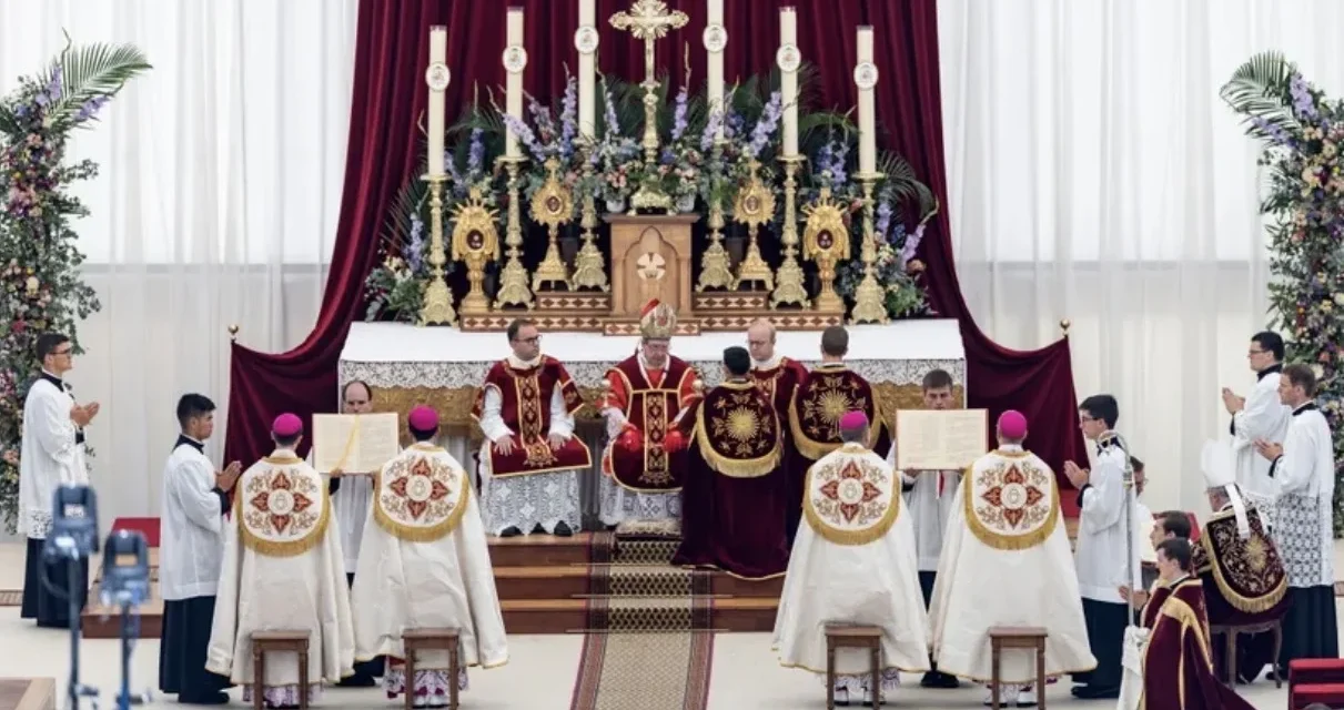 Écône, gli errori teologici della Fraternità San Pio X: ecclesiologia, liturgia e diritto canonico sotto la lente critica