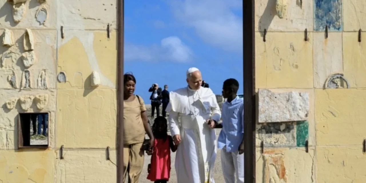Leone XIV a Lampedusa: il Mediterraneo giudica l’Europa