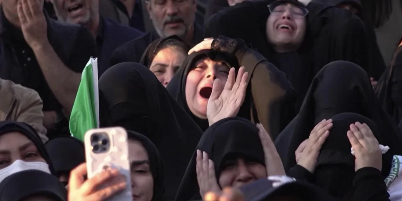 Funerali di Khamenei, il lutto nel mirino di Trump