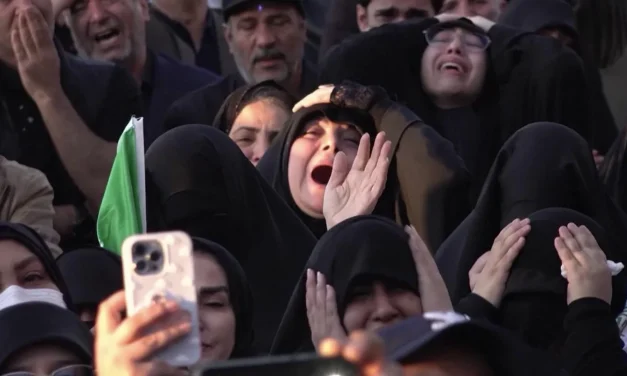 Funerali di Khamenei, il lutto nel mirino di Trump