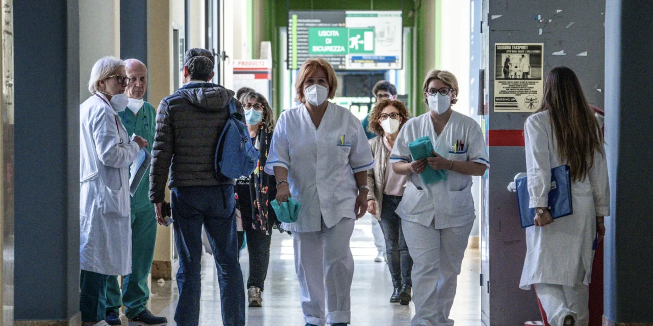 Medici No Vax, il reintegro divide la maggioranza: tra Quirinale, scienza e politica
