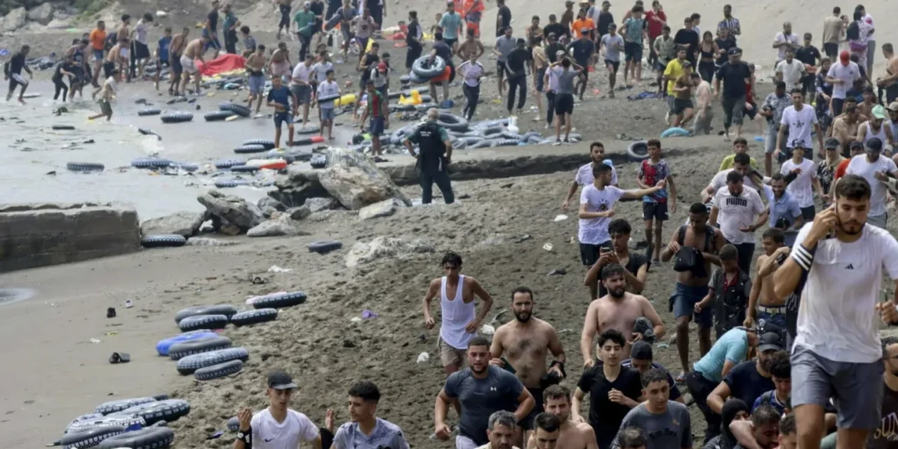 I migranti arrivano a nuoto a Ceuta