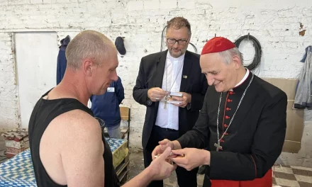 Il Papa invia il cardinale Zuppi dai prigionieri russi