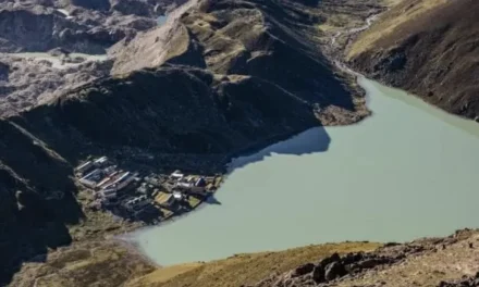 Nepal e Tibet, stiamo perdendo la colla: il ghiacciaio crollato e l’Himalaya che si sgretola