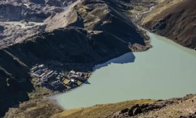 Nepal e Tibet, stiamo perdendo la colla: il ghiacciaio crollato e l’Himalaya che si sgretola