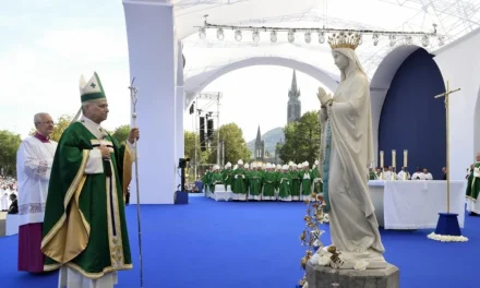 Leone XIV a Lourdes: un mese di Rosario per la pace. L’appello del Papa perché cessino le guerre