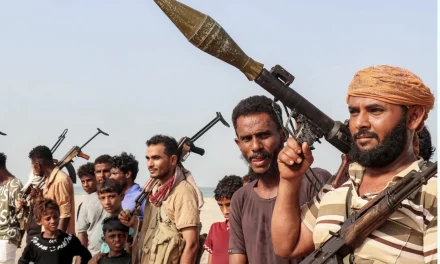 Houthi, danneggiato un caccia italiano in Arabia: Bab el-Mandeb e Hormuz stringono il commercio mondiale