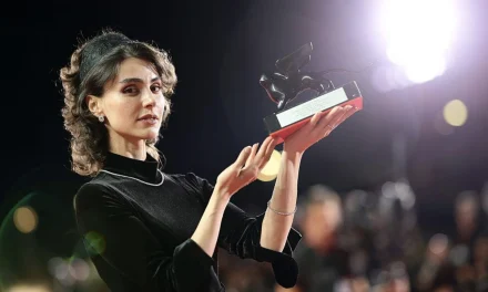 Laleh Marzban, da Venezia la voce delle donne iraniane che Teheran vorrebbe spegnere