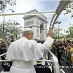Leone XIV in Place de la Concorde: «Nessuno è un numero». La sete di Dio nel cuore di Parigi