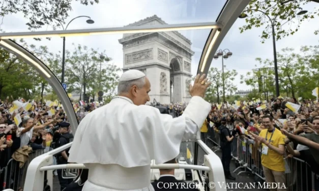Leone XIV in Place de la Concorde: «Nessuno è un numero». La sete di Dio nel cuore di Parigi