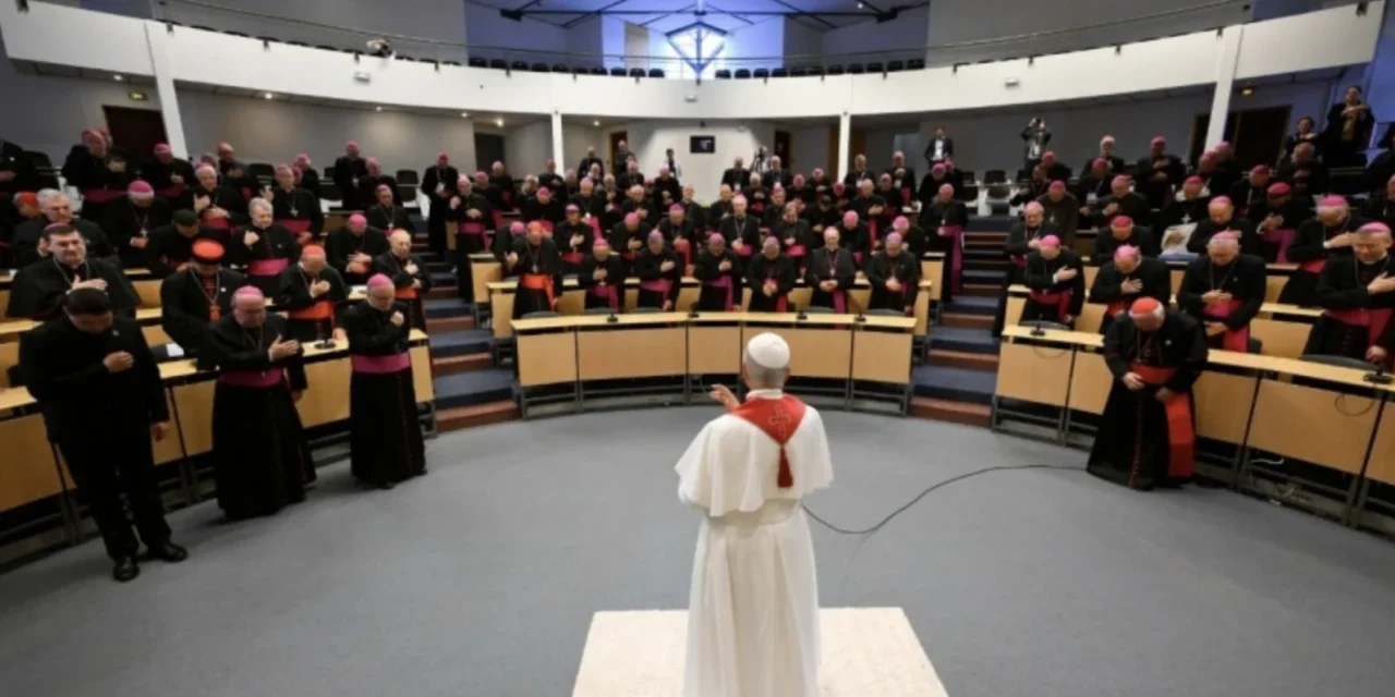 Leone XIV ai vescovi francesi a Lourdes: «La voce della Chiesa, anche se non ascoltata, è attesa». Unità, scuola, vocazioni