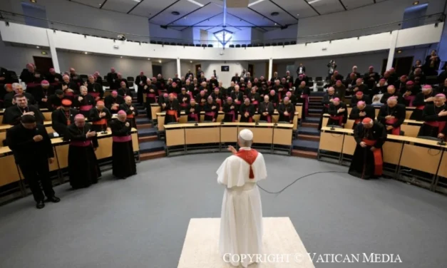 Leone XIV ai vescovi francesi a Lourdes: «La voce della Chiesa, anche se non ascoltata, è attesa». Unità, scuola, vocazioni