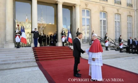 Leone XIV all’Eliseo: giusta laicità, vita e pace contro il «paradiso delle macchine»