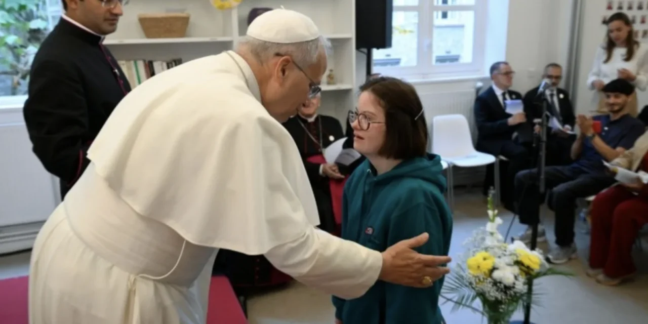 Leone XIV alla Maison Bakhita: «I poveri sono la carne di Cristo»