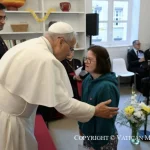 Leone XIV alla Maison Bakhita: «I poveri sono la carne di Cristo»