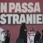 Burqa, stranieri e palchi elettorali: quando la politica diventa teatro e dimentica le persone
