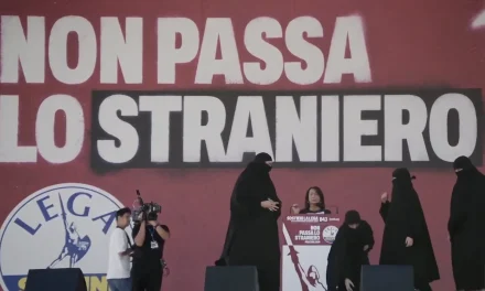 Burqa, stranieri e palchi elettorali: quando la politica diventa teatro e dimentica le persone