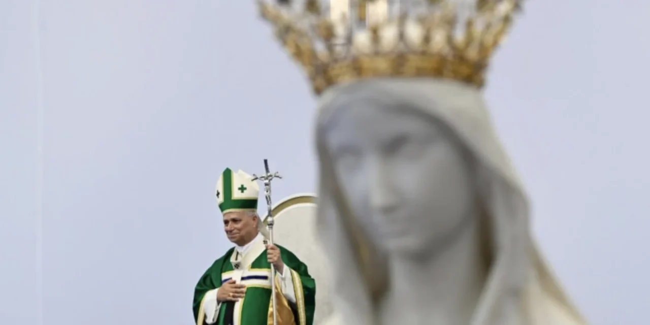 Leone XIV a Lourdes: «Penitenza! Penitenza! Penitenza!». La promessa di Maria a Bernadette e la Francia del benessere