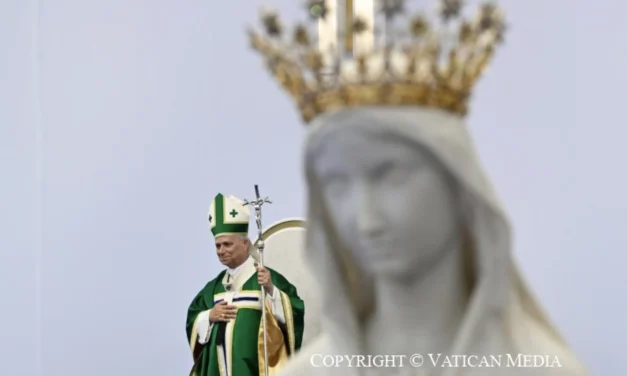 Leone XIV a Lourdes: «Penitenza! Penitenza! Penitenza!». La promessa di Maria a Bernadette e la Francia del benessere