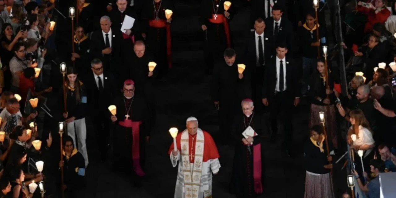 Leone XIV nella processione aux flambeaux di Lourdes: «Io sono l’Immacolata Concezione», faro nella notte del mondo