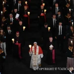 Leone XIV nella processione aux flambeaux di Lourdes: «Io sono l’Immacolata Concezione», faro nella notte del mondo