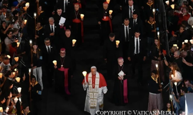 Leone XIV nella processione aux flambeaux di Lourdes: «Io sono l’Immacolata Concezione», faro nella notte del mondo