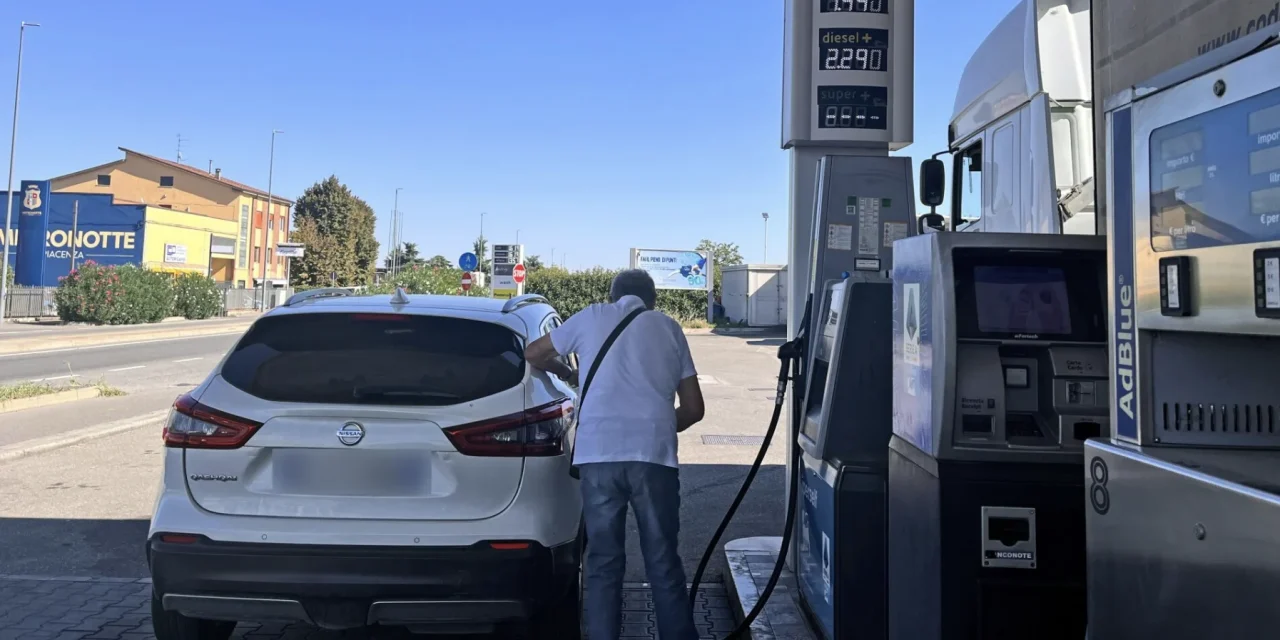 Carburanti, tutti generosi all’improvviso: Eni, IP e Q8 e quello sconto che fa nascere qualche domanda